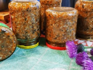 Чи потрібно перевертати банки з консервацією після закручування: чому цього робити не варто