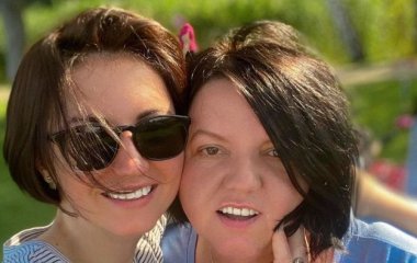 Оля Цыбульская впервые сделала своей маме макияж и ошеломила результатом