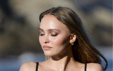 Лили-Роуз Депп замечена на прогулке в Париже