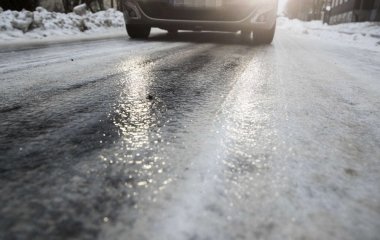 Як не вилетіти з дороги в ожеледицю: головне правило першої секунди для автомобіліста