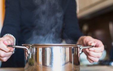 Старі каструлі сяятимуть, наче щойно з магазину: для цього знадобиться копійчаний продукт