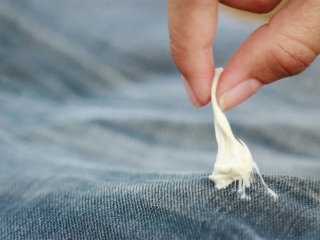 Как легко удалить прилипшую на одежду жевательную резинку: 4 лучших способа