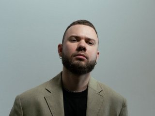 Відомий співак після вибитих вікон у квартирі через атаку на Київ шокував моторошним видом з балкона