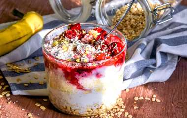 Овсяная каша с вишней и фисташками