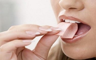 Названо небезпечні захворювання, що розвиваються через вживання жувальної гумки