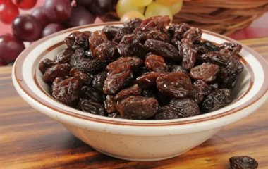 Лікар розповіла, що буде, якщо з'їдати жменю ізюму щодня
