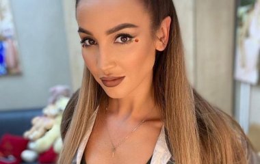 С голым животом и рваных штанах: Ольгу Бузову осудили за фото со священником