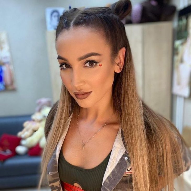 С голым животом и рваных штанах: Ольгу Бузову осудили за фото со священником