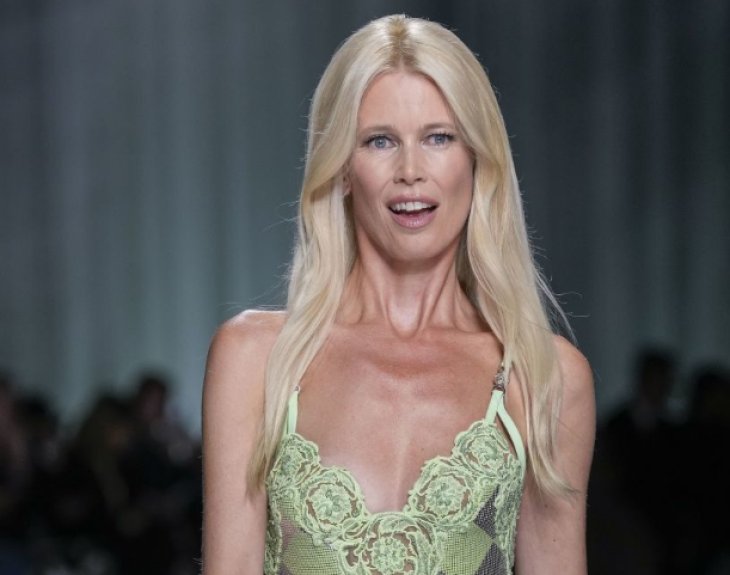 Она потрясающая: 53-летняя супермодель 90-х Клаудия Шиффер вышла на подиум показа Versace в Милане