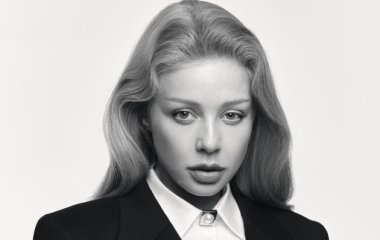 Тина Кароль в элегантном костюме с металлическим корсетом позировала для мирового глянца