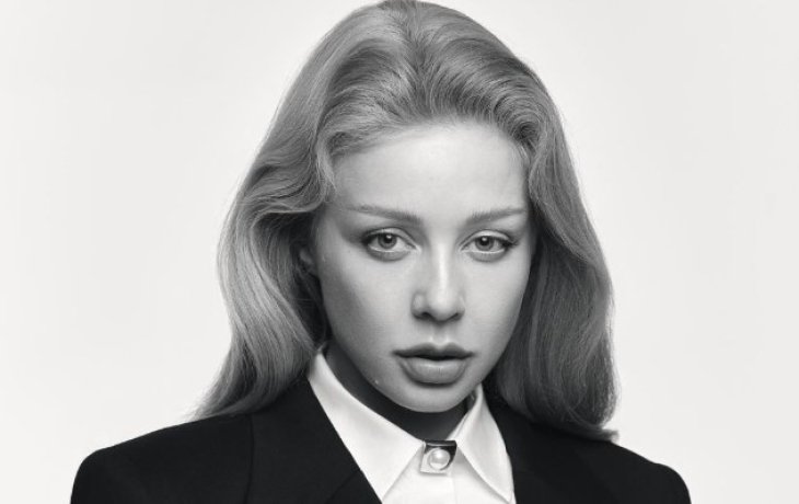 Тина Кароль в элегантном костюме с металлическим корсетом позировала для мирового глянца