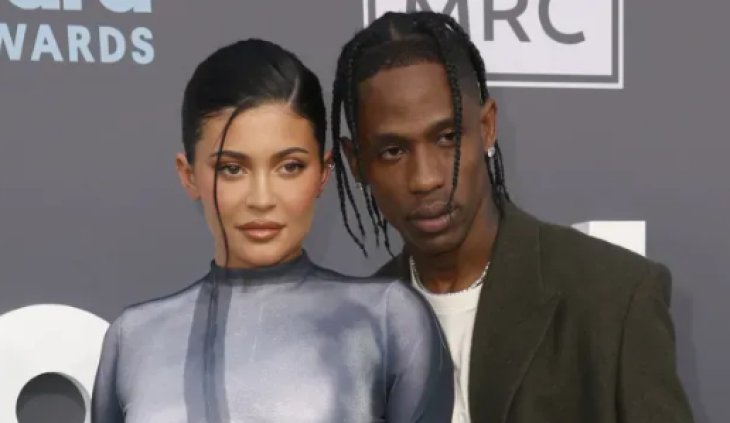 Трэвис Скотт считает, что Кайли Дженнер пытается привлечь его внимание публичными поцелуями с Тимоти Шаламе