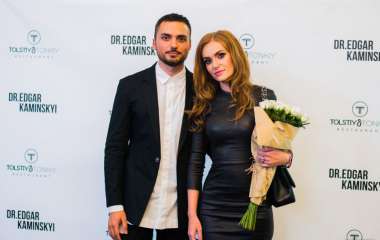Слава Каминская позировала в нижнем белье и кружевном пеньюаре