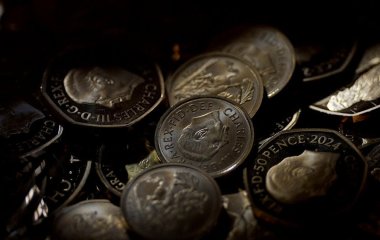 Мільйони в іржавій бляшанці: як звичайна прогулянка із собакою обернулася історичною знахідкою