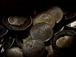 Мільйони в іржавій бляшанці: як звичайна прогулянка із собакою обернулася історичною знахідкою