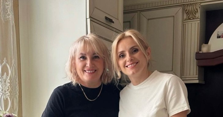 Федишин замилувала фото з мамою-красунею та показала, як замішує з нею тісто на паски до Великодня