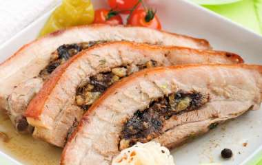 Подчеревина, фаршированная черносливом, орехами и изюмом