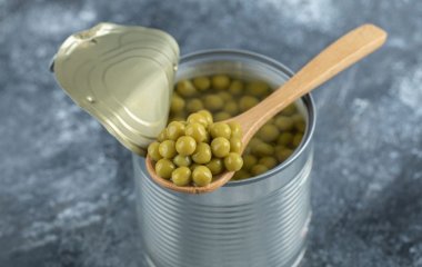 Чому не можна зливати рідину з банок із горошком: про це варто знати кожній господині