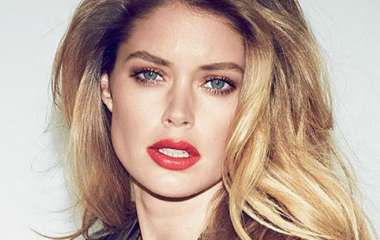 Lady in red: Даутцен Крус блистала в брючном костюме