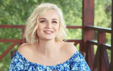 Полина Гагарина показала стройное тело в ярком купальнике