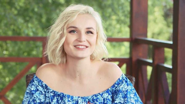 Полина Гагарина показала стройное тело в ярком купальнике
