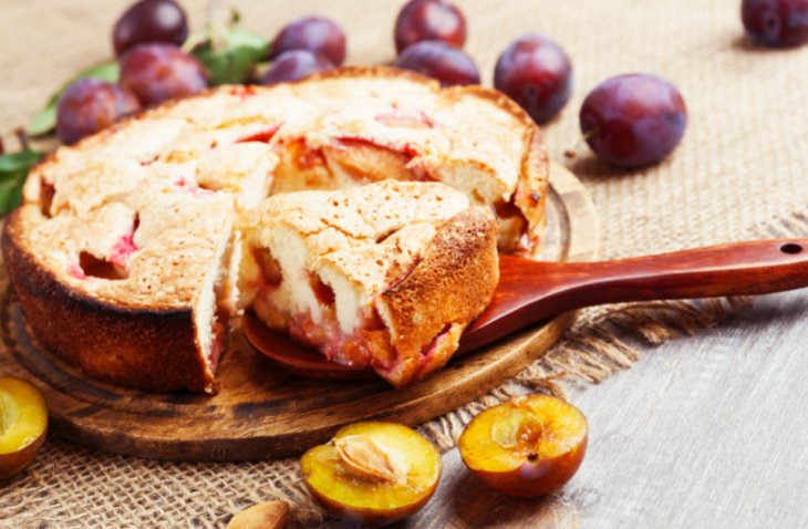 Шарлотка с яблоками и сливами