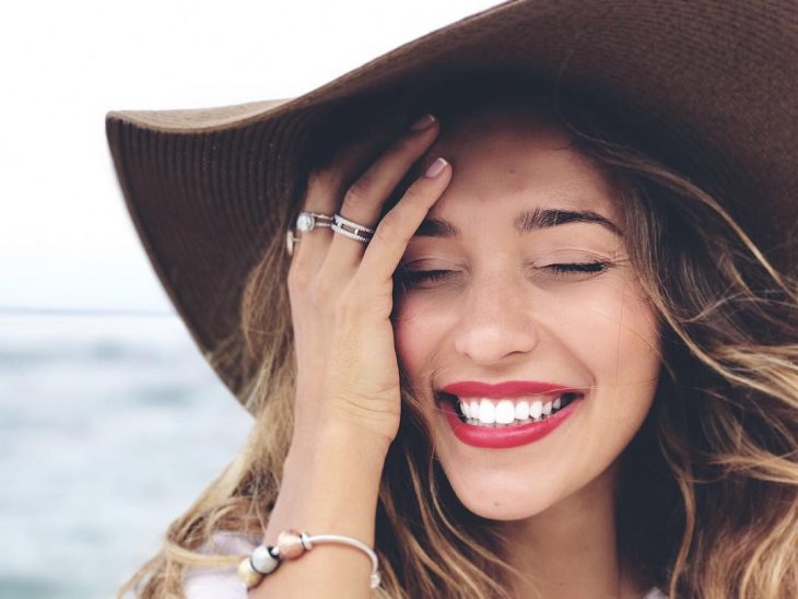 Беременная Регина Тодоренко позировала в куртке от Moschino