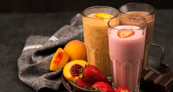 Молочний смузі з бананом та малиною