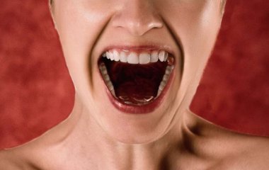Стоматолог назвал главные причины пожелтения зубов