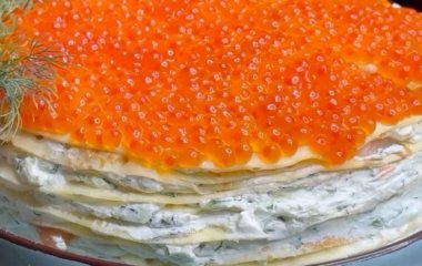 Ефектна закуска на свято: рецепт млинцевого торта з червоною рибою та ікрою
