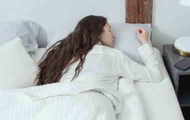 Врачи назвали худшую позу для сна