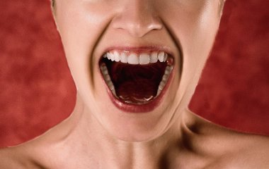 Врачи назвали два признака во рту, указывающих на серьезную болезнь: важно знать