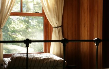 Які кольори штор не підходять для спальної кімнати: заважатимуть висипатися