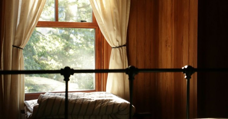 Які кольори штор не підходять для спальної кімнати: заважатимуть висипатися