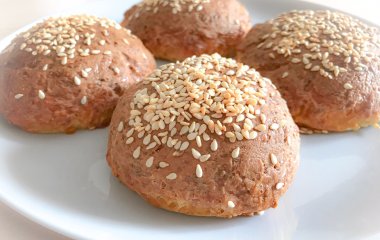 Тают во рту: творожные булочки с кунжутом за 20 минут