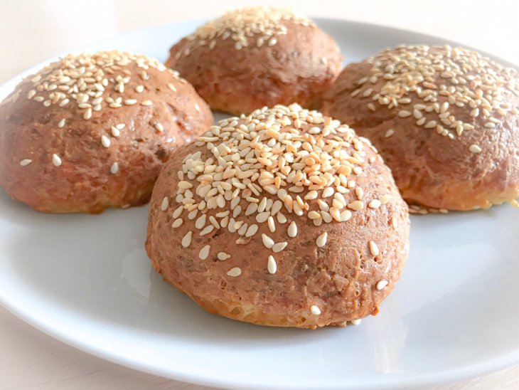 Тают во рту: творожные булочки с кунжутом за 20 минут