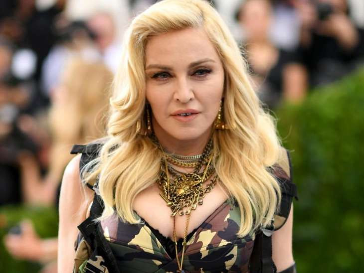 В сети обсуждают фото полуобнаженной Мадонны с костылем
