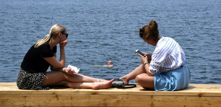 Названі найшкідливіші поверхні для ходьби босоніж