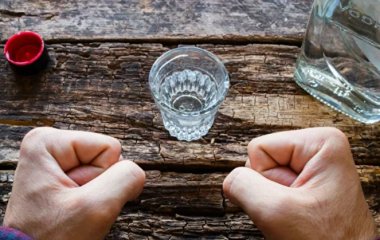 Лікар розповів, чому небезпечно закушувати горілку маринованими огірками