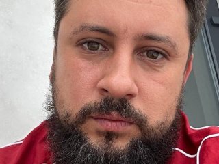 MONATIK показав гримерку і здивував ритуалами перед концертом: молитви, Kinder і нецензурна лексика