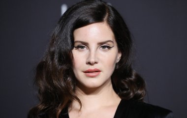Лана Дель Рей блистала в эффектном платье