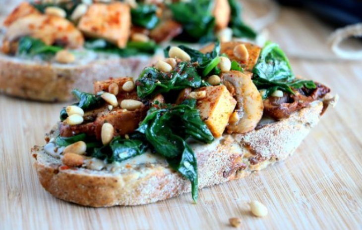 Тосты с тофу и шпинатом