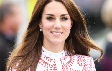 Кейт Миддлтон вышла на прогулку с детьми в платье за 2 тысячи гривен