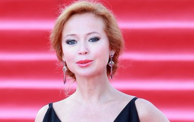 Елена Захарова вышла на прогулку в цветочном платье