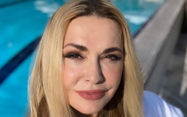 Ольга Сумская в халатике посветила стройными ножками у бассейна