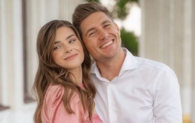 Жена Владимира Остапчука показала нежные поцелуи и объятия с ведущим