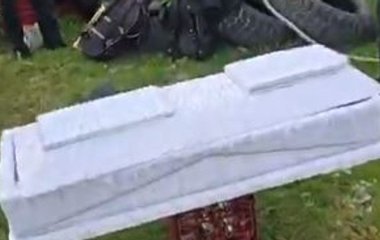 Чоловік влаштував триденний похорон свого вірного пса з оркестром і вівтарем — фото