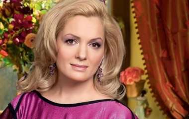 Мария Порошина позировала в элегантном платье