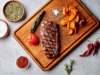 Врачи рассказали, кому категорически запрещено есть стейки