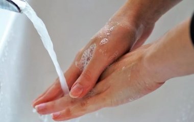 Вологі серветки або мило: що краще захищає від вірусів та бактерій